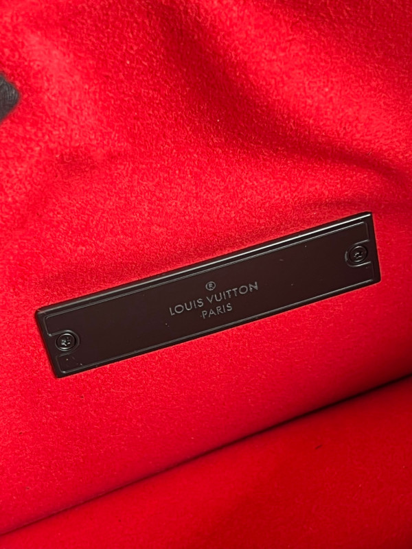 l0*is V*t0n dauphine mini