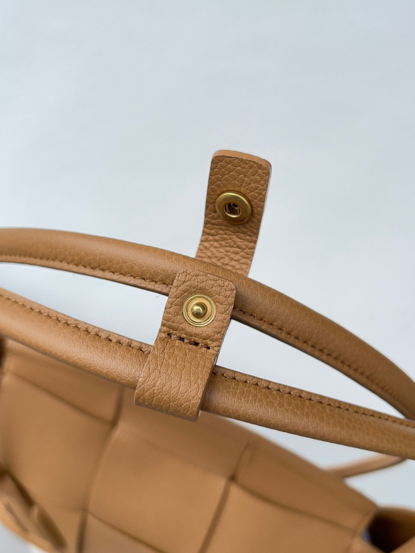 bo*te*ga Ve*ne*ta arco