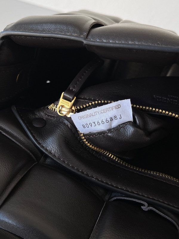 bo*te*ga Ve*ne*ta cassette