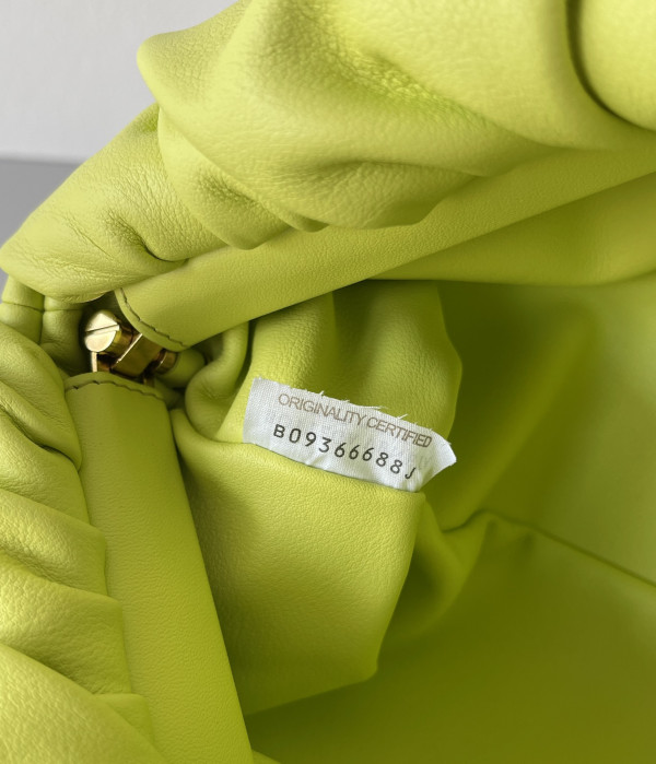 bo*te*ga Ve*ne*ta the chain pouch