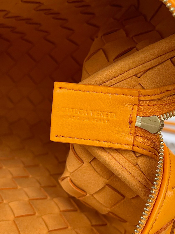 bo*te*ga Ve*ne*ta small loop camera bag