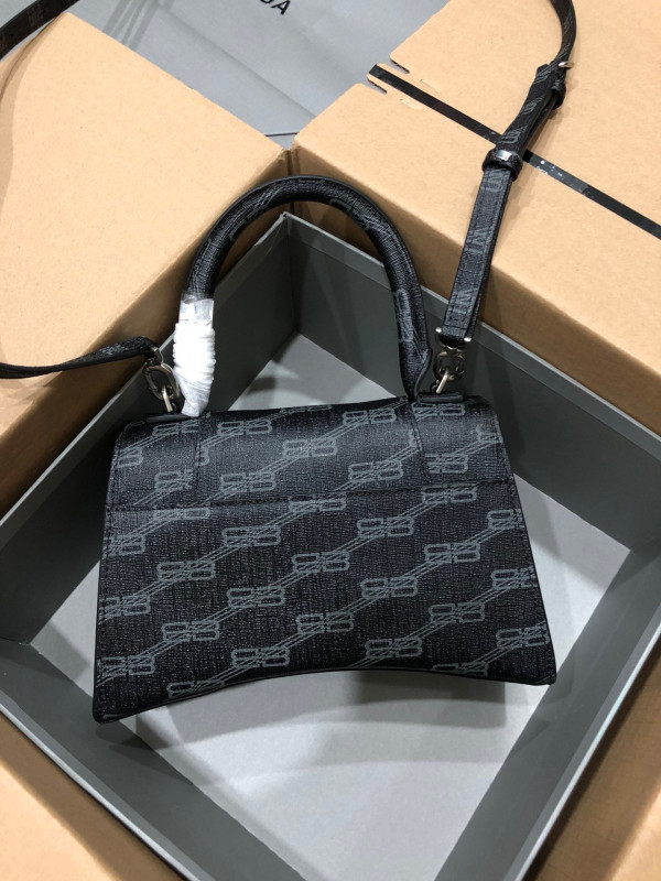 Ba*len*cia*ga hourglass