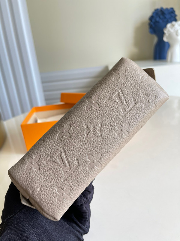 l0*is V*t0n cosmetic pouch pm-19*12*6cm