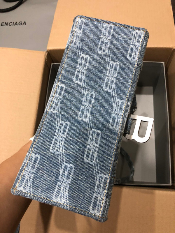 Ba*len*cia*ga hourglass