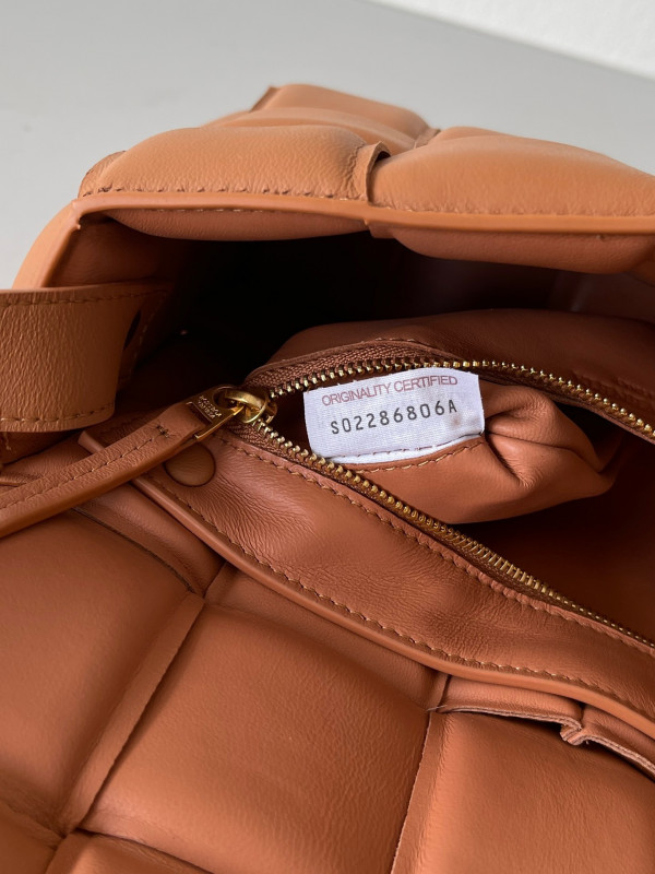 bo*te*ga Ve*ne*ta cassette