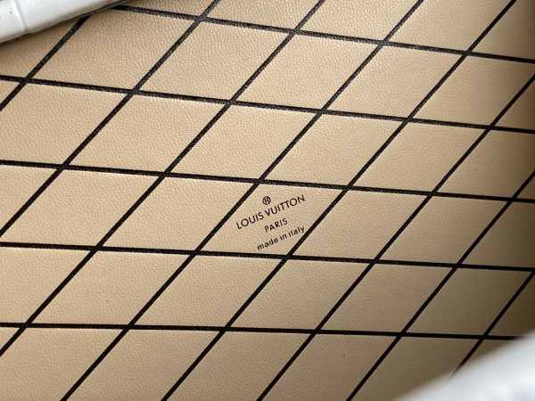 l0*is V*t0n petite malle