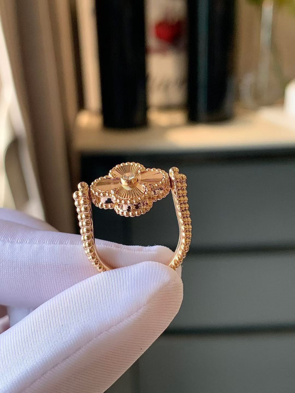 V*N CL*F & arpels perlée reversible ring
