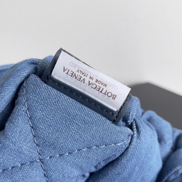 bo*te*ga Ve*ne*ta padded tech cassette