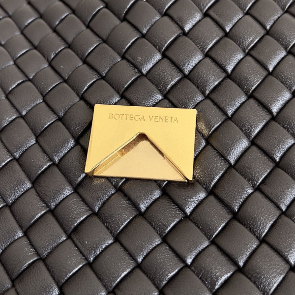 bo*te*ga Ve*ne*ta  small cobble shoulder bag