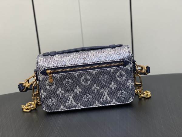 l0*is V*t0n pochette metis east west