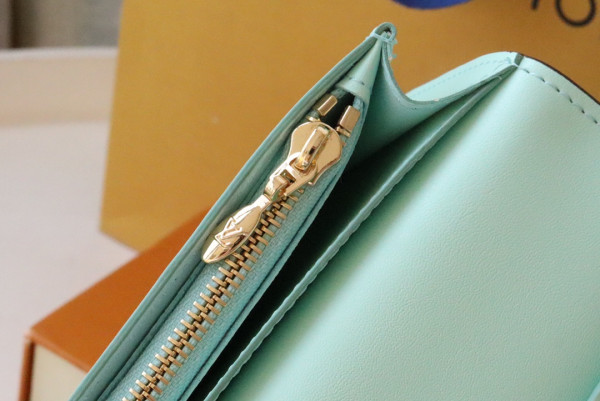 l0*is V*t0n vertical wallet