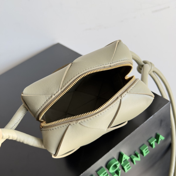 bo*te*ga Ve*ne*ta mini cassette camera bag