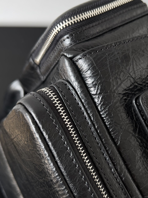 ba*len*cia*ga S*perbusy large sling bag