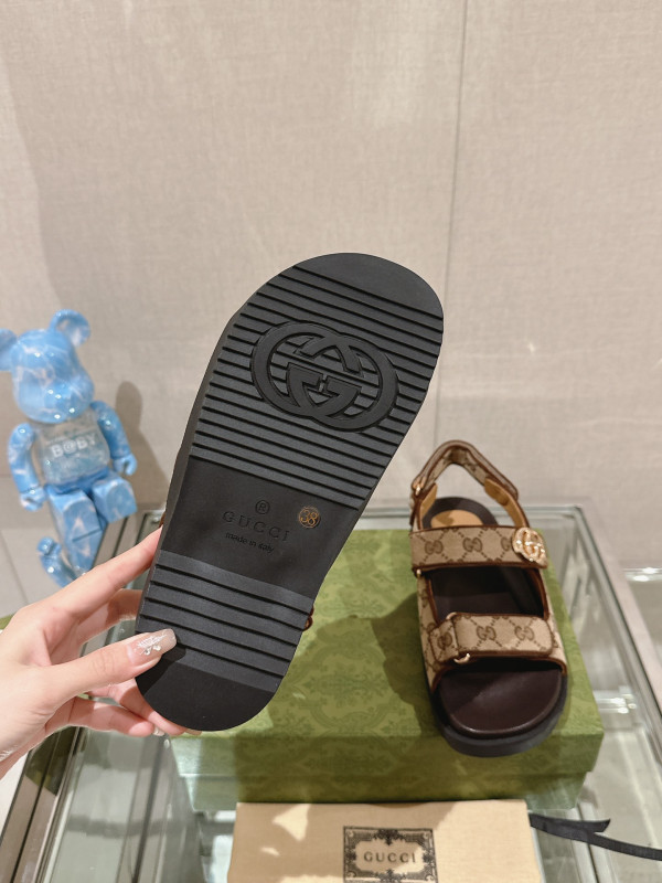 G*u*i slide sandals