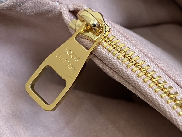 l0*is V*t0n pochette metis east west