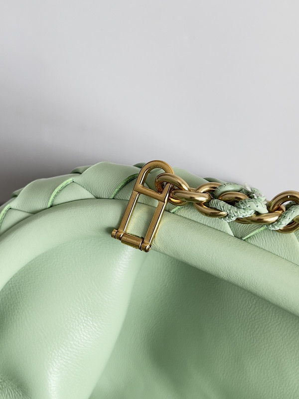 bo*te*ga Ve*ne*ta teen lauren 1980 with chain