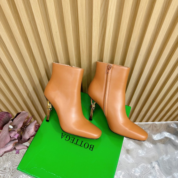 bo*te*ga Ve*ne*ta knot ankle boot