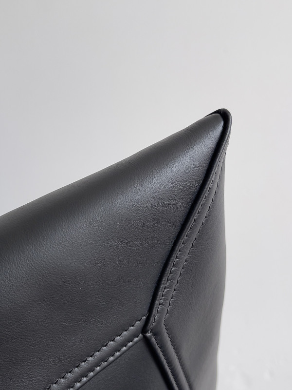 bo*te*ga Ve*ne*ta large hop