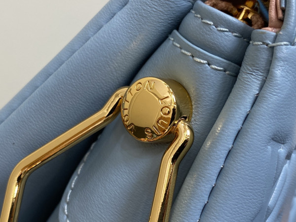 l0*is V*t0n coussin bb