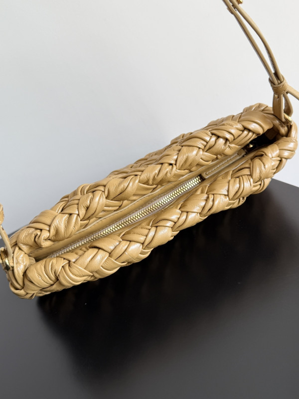 bo*te*ga Ve*ne*ta kalimero cha cha