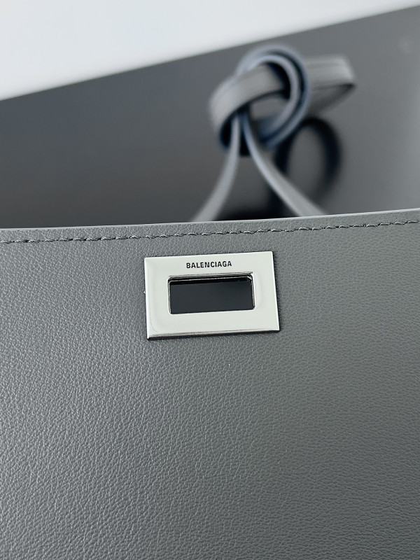 Ba*len*cia*ga bel air small clutch