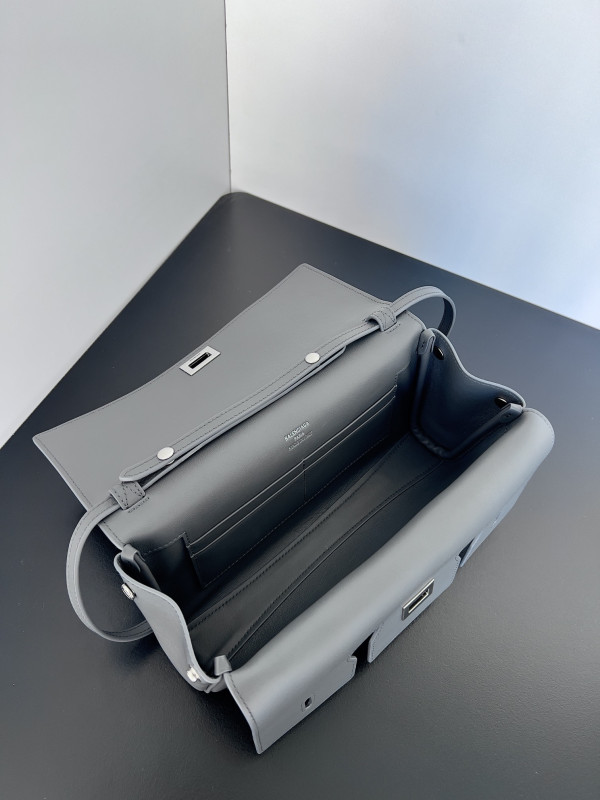 Ba*len*cia*ga bel air small clutch