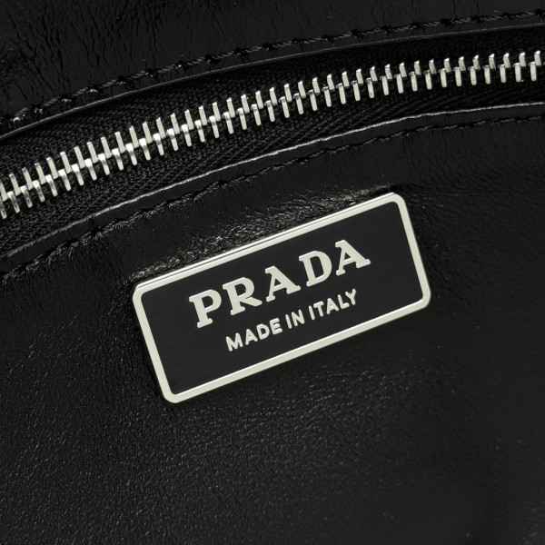 Pra*a medium leather handbag