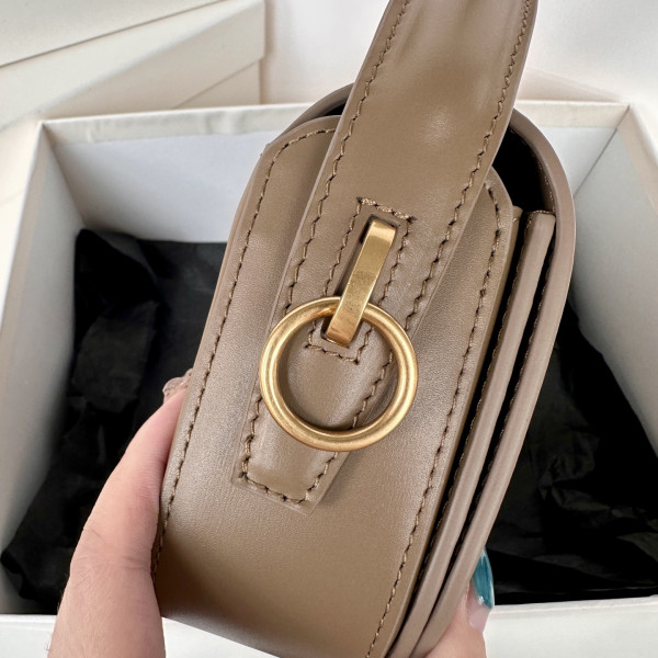 y*l voltaire in box Sa**t Lau*nt