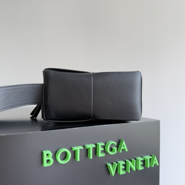 bo*te*ga Ve*ne*ta  arco camera bag -28*18*9cm