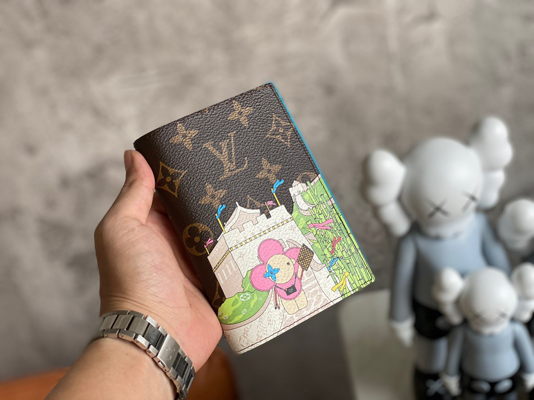 l0*is V*t0n passport cover