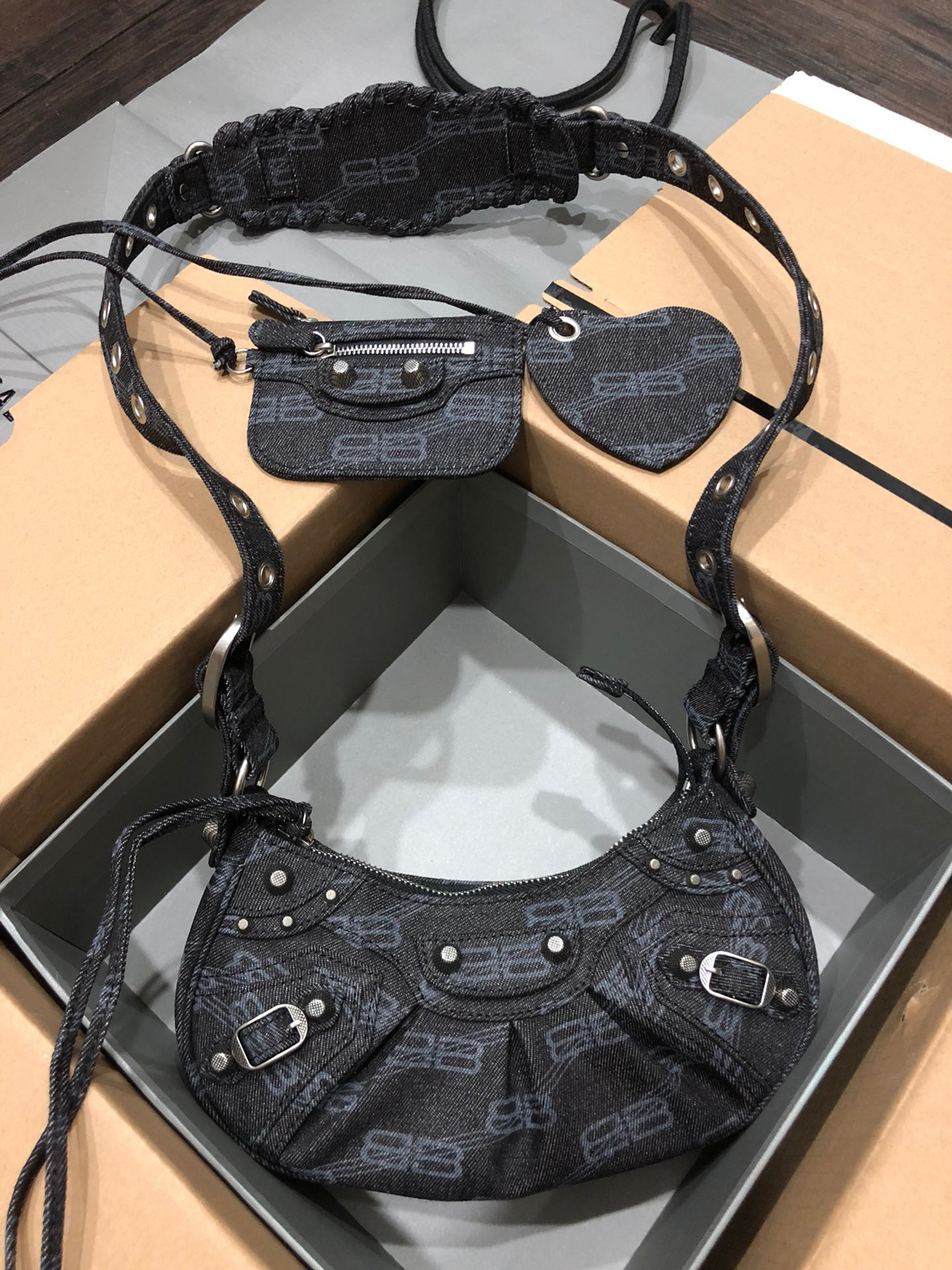 Ba*len*cia*ga women's le cagole xs shoulder bag