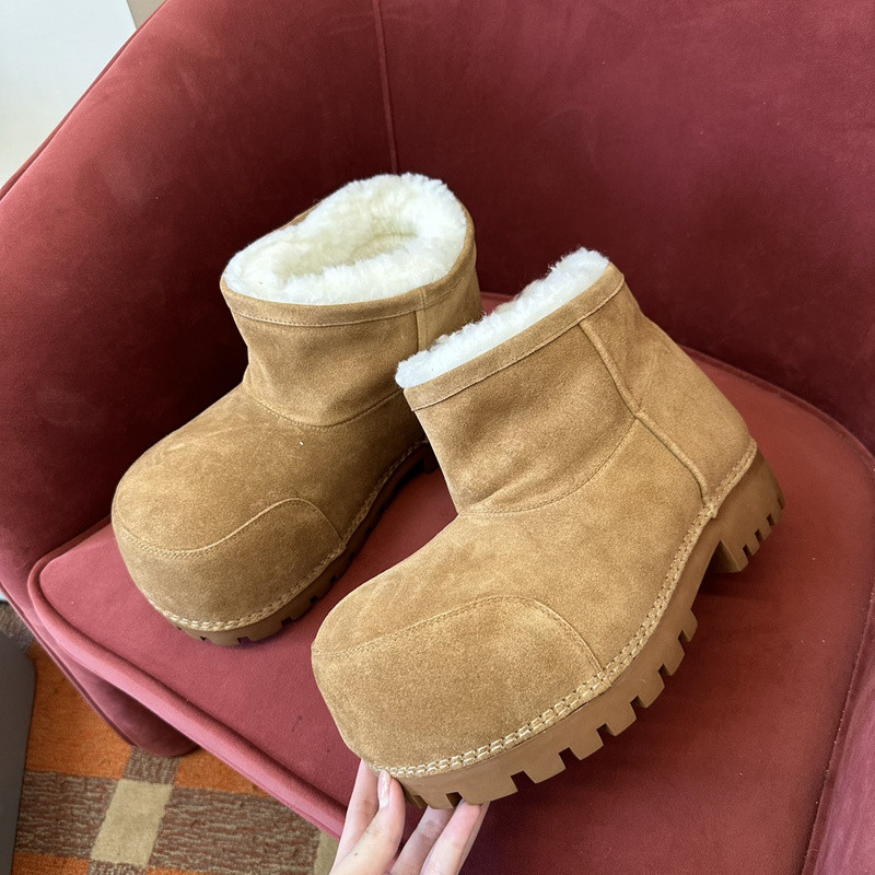 Ba*len*cia*ga alaska fur bootie