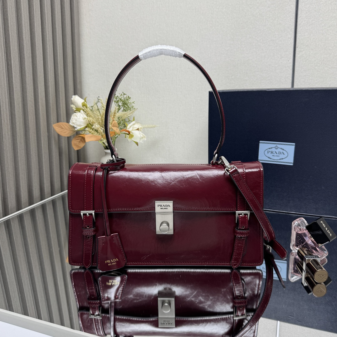 Pra*a medium leather handbag
