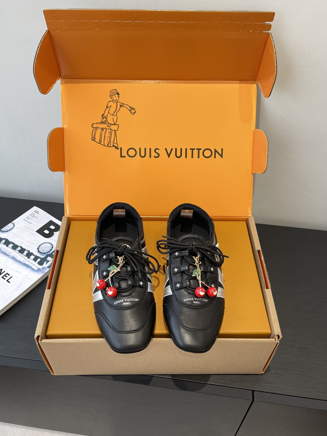 l0*is V*t0n sneakerina