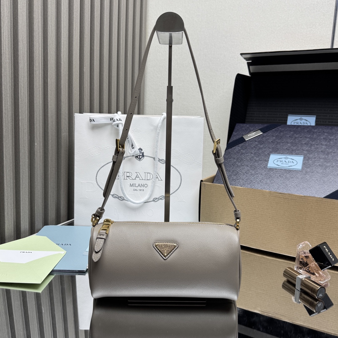 Pra*a leather pouch - 22*9*7.5cm